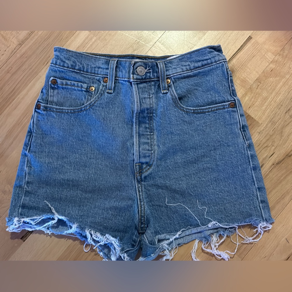 Medium-wash Levi’s Ribcage Shorts